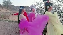 几个农村小伙假扮小姐姐唱戏，不认真看还真看不出来。