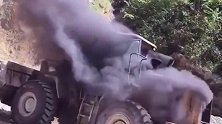 爆笑：什么牌的挖掘机能冒这么大的烟？
