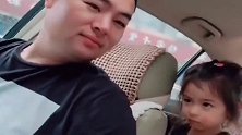 听说小情人摔了一跤，看到爸爸无情嘲笑之后，这可把女儿惹毛了！