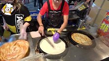 小伙夜市街卖“葱油饼”，一根擀面杖秀神技，路人都纷纷驻足围观