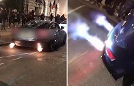 英国伦敦：数十辆超跑在街头表演喷火特技，烟雾弥漫堵塞交通