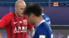 第33分钟上海上港球员魏震(U23)黄牌