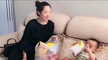 相差二十岁的姐姐送给弟弟节日礼物，弟弟高兴了，姐姐笑的好迷人