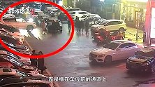 捷豹违停挡车，女司机霸气连撞11次开路，到底谁错？网友有争论