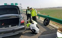 高速上爆胎换备胎被扣12分？交警教你一招，不仅安全还不会扣分
