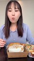 一个女孩的正常一餐，品尝甜品的日子，幸福呀！