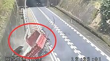 浙江一货车270度甩尾避让小车撞护栏 损失达十万元