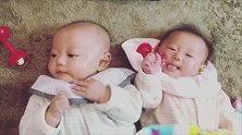 双胞胎宝宝玩玩具，结果两人都往脸上扔，太逗了！