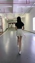 不明白，为什么穿百褶裙的小姐姐老是喜欢蹦来蹦去