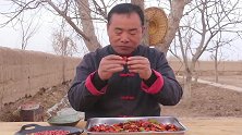 村头大叔炒了一盘小龙虾尾，自己就这花生米吃了一盆，这生活太美