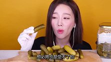 韩国美女直播吃腌黄瓜，一口全塞嘴里，哎呀妈呀口水都要流出来了