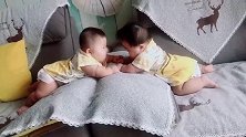双胞胎宝宝好萌，尤其是一起趴在床上的时候，小模样好逗啊！