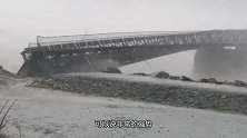 大水来得太汹涌，大桥瞬间坍塌，场面太可怕！