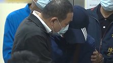 台铁脱轨事故遇难17岁女高中生出殡 父亲崩溃抱灵牌痛哭求公道