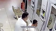 理发店上演“武林风”，顾客对发型不满意爆粗口，理发师飞身一脚
