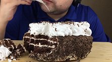 胡子小哥吃一整个奶油霜巧克力蛋糕，软绵绵甜腻腻超级美味呀