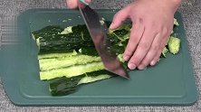 做凉拌黄瓜，很多人第一步就做错了，学会这招爽脆入味又好吃