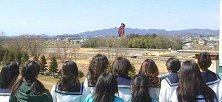 一声巨响，病毒爆发，定睛一看那竟是个一身名牌的45米女僵尸