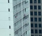 心惊胆战！新西兰男子从15层高的阳台外爬下逃避封锁被捕