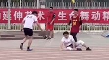 河北廊坊队友接力跑摔倒，男生反应让人感动！网友：你赢了