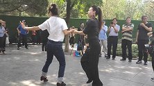 凤凰山公园动感十足的吉特巴舞跳起来了