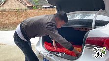 媳妇带老公走亲戚，拉了一车花生送礼，亲戚高兴的要拉俩人去饭店