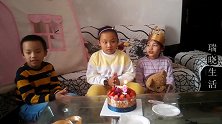 八岁亲宝和小伙伴一起吃生日蛋糕