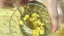 豆腐别再老一套了，教你咸蛋黄虾仁豆腐，营养又下饭，孩子最喜欢