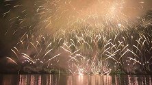 美呆了！庆祝澳门回归20周年烟花汇演 “20”字样闪耀夜空