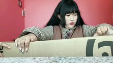 东北小胖妹拆巨无霸快递，哥哥说：淑女好不好，真的是太可爱了！