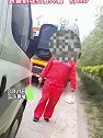 山东聊城：大胆男子警车上偷手机，民警抓现行后大喊打110