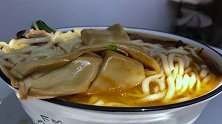 二斤板面，一头蒜，妹子花12块买了满满一盆面，嗦面吃蒜真过瘾