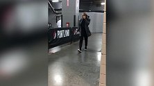 时尚or雷人？利拉德搭档戴起了雷锋帽 变装轻松抵达球馆