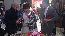 湖南农村婚礼，新娘肚子都那么大了，喜宴上正忙着收喜钱