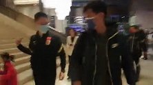 来了！李霄鹏抵达集训驻地酒店 国足正式进入备战模式