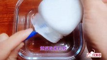 用白胶和盐水做出一款奶白奶白的史莱姆，嫩滑的手感中还带着韧劲