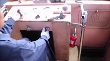 火车道上的老式机车，停车需要司机操作