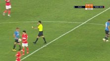 第21分钟广州恒大淘宝球员严鼎皓(U23)黄牌