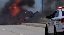 美国一架单引擎飞机坠毁 迫降时撞车起火冒浓烟