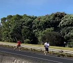 疯狂！澳大利亚两名司机在高速公路上开车相互冲撞后下车追打