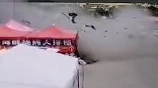 黑龙江一饺子馆煤气罐爆炸多名顾客正在就餐 有伤者被抬出