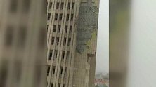 郑州大风墙砖脱落如纸片 道路一片狼藉