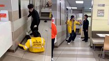 外卖员用甩棍击打店员头部 警方：催餐发生口角，两人皆受轻微伤