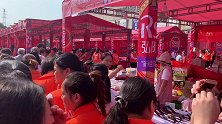 南京商场十一期间做活动，木子李跟其他商家表示生意不好，看现状