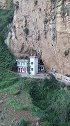 贵州一崖壁下的人家，好危险，你敢居住吗？