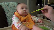 小宝宝第一次吃青豆泥，小脸瞬间僵化，咽也不是吐也不是一脸尴尬