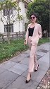 穿米色休闲西装的小姐姐，端庄娴静，婉约仪态大方