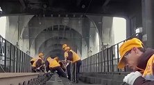 生死时速，哪有什么岁月静好，只不过有人替我们负重前行