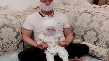 洗澡出来就看见这一幕，爸爸看孩子，真是没有什么不敢“玩”的
