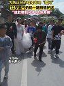 贵州遵义：为了防止宝贝孙子遭遇婚闹，奶奶拎棍一路随行保护